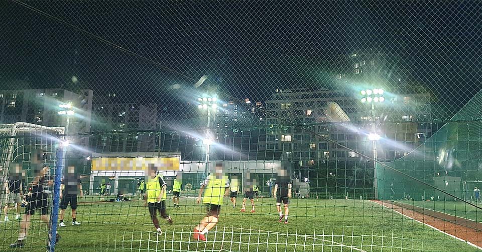 대전의 한 민간풋살장에서 마스크를 제대로 착용하지 않고 풋살경기가 이뤄지고 있다. 독자제공