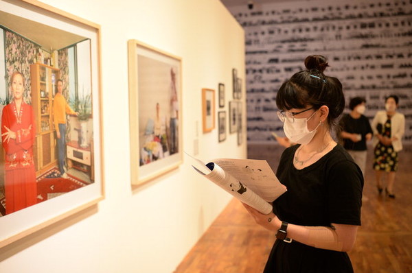 대전시립미술관에서 열린 특별전 ‘트라우마 : 퓰리처상 사진전 & 15분’을 찾은 시민이 작품을 관람하고 있다. 이경찬 기자 chan8536@cctoday.co.kr