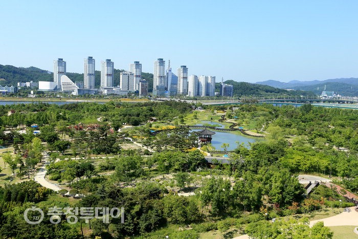 ▲ 한밭수목원은 전국 최대의 도심 속 인공수목원이다. 사진은 동원.  대전시 제공