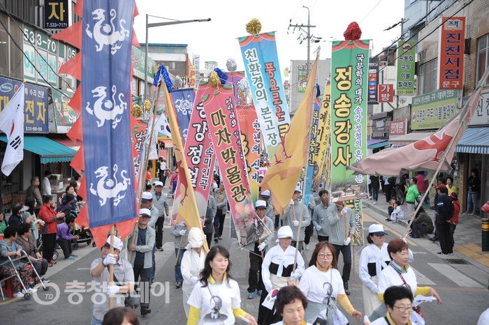 ▲ 생거진천 문화축제가 다음달 1일부터 3일까지 3일간 온라인으로 개최된다. 사진은 축제 시가지 행진. 진천군 제공