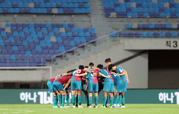 ▲ 대전하나시티즌 선수들이 파이팅을 외치고 있다. 경기는 8월 21일 경남FC전. 대전하나시티즌 제공