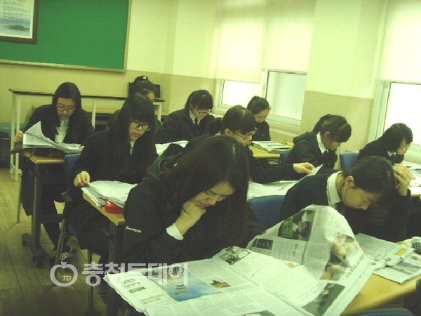 전국 NIE 선도학교에 선정된 부여여고 학생들이 신문을 탐독하고 있다. 부여교육청 제공