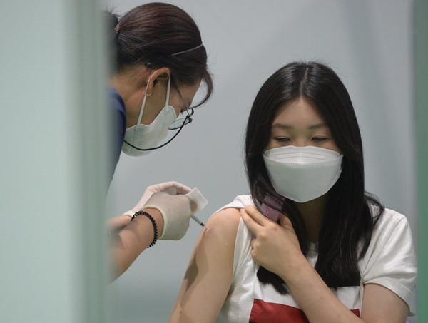 지난 7월 19일 대전 유성구 예방접종센터에서 고3 학생이 코로나 백신 접종을 받고 있다. 충청투데이  DB 이경찬 기자 