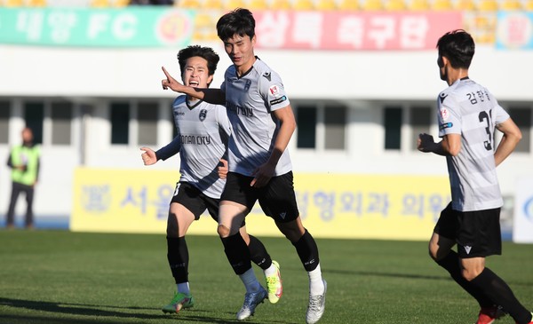 천안 김종석이 13일 강릉 종합운동장에서 벌어진 정규리그 최종전에서 동점골을 넣은 뒤 세레모니를 하고 있다.