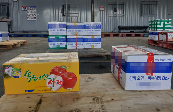 23일 오전 대전 서구 한 택배사업소. 김장김치 택배와 일반 택배가 놓여져 있다. 사진=송해창 기자