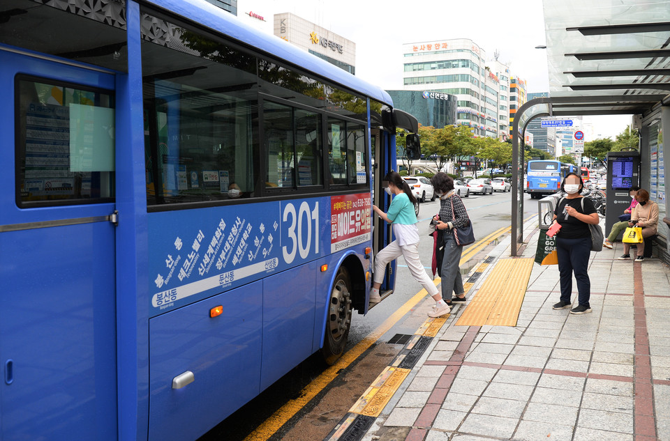 대전 서구 둔산동의 한 버스정류장에서 시민들이 시내버스를 타고 있다. 사진=이경찬 기자