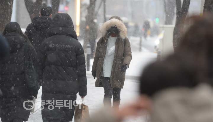 18일 영하권의 강추위가 찾아와 눈이 내린 대전 서구 둔산동 인근 한 시민이 털 모자를 쓰고 중무장을 한 채 출근길을 재촉하고 있다. 이경찬 기자 chan8536@cctoday.co.kr &nbsp;