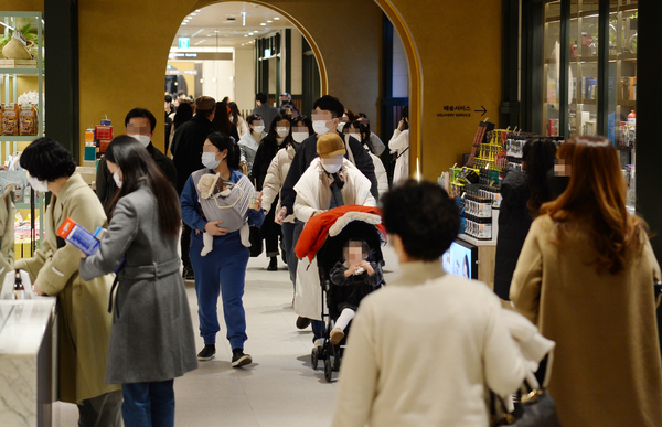 ▲ 연말을 맞은 27일 대전의 한 백화점이 쇼핑하는 시민들로 붐비고 있다. 이경찬 기자 chan8536@cctoday.co.kr