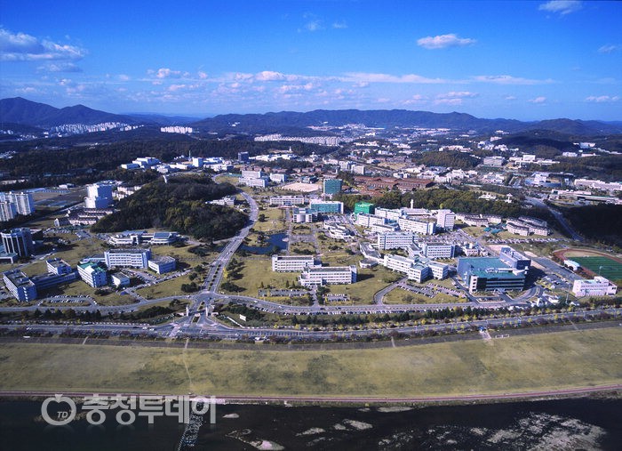 ▲ KAIST 중심으로 찍은 대덕특구 전경.  대덕연구개발특구 제공