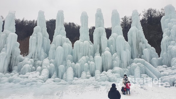 청양 알프스마을 속 얼음분수로 포토존으로 유명하다. 사진=윤지수 기자