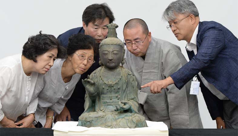 ▲ 일본 대마도에서 밀반입된 서산 부석사 금동관세음보살좌상의 소유권을 둘러싼 재판이 진행 중인 6일 대전 유성구 문화재연구소에서 검찰과 문화재청이 지켜보는 가운데 서산 부석사 주지 원우스님(오른쪽 두 번째), 법률대리인 김병구 변호사(오른쪽 첫 번째), 이상근 문화유산회복재단 이사장(맨뒤)과 신도들이 불상을 꼼꼼히 살펴보고 있다. 정재훈 기자 jprime@cctoday.co.kr