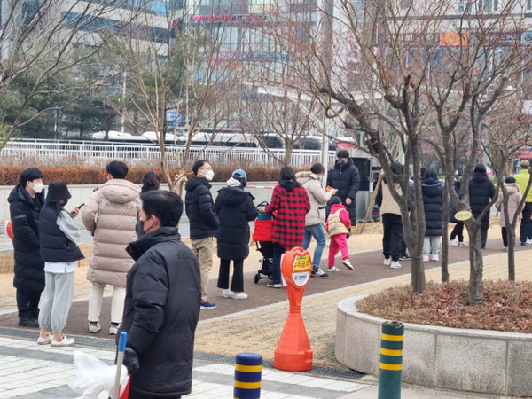 대전시청 남문광장 선별진료소에서 시민들이 코로나 검사를 받기위해 줄을 서서 기다리고 있다. 사진=노세연 기자