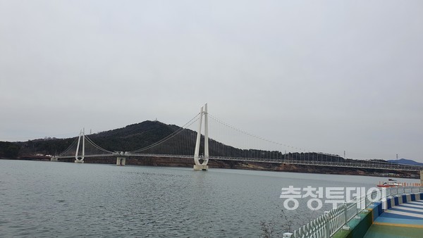 지난해 11월 개통한 동양 최대 출러다리인 탑정호 출렁다리.사진=윤지수 기자