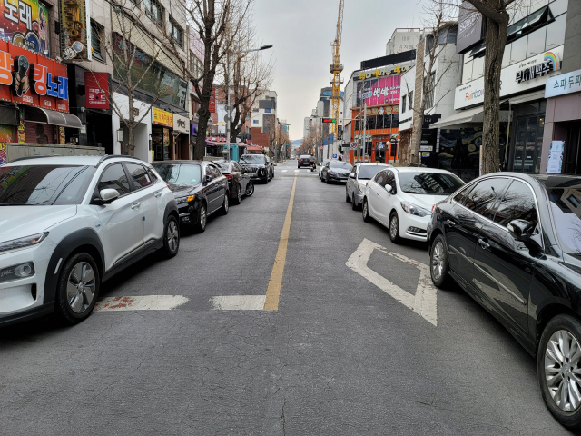 21일 대전 중구 으능정리 거리에 차량들이 불법주차 돼 있다. 사진=김성준 기자