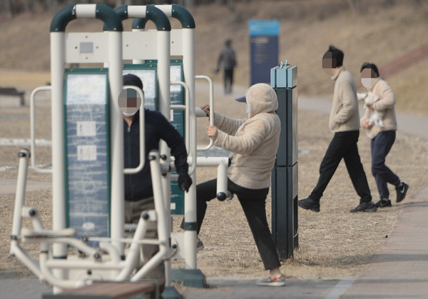 포근한 날씨를 보인 27일 대전 갑천변에서 시민들이 가벼운 옷차림으로 산책하며 즐거운 시간을 보내고 있다.