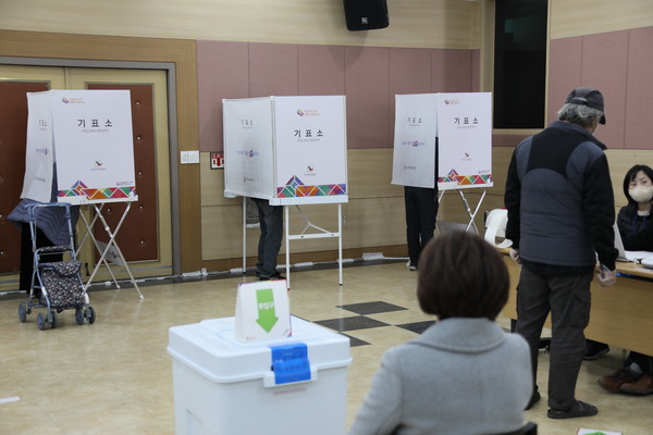 ▲증평군청 대회의실에서 사전투표가  이뤄지는 모습. 김정기 기자