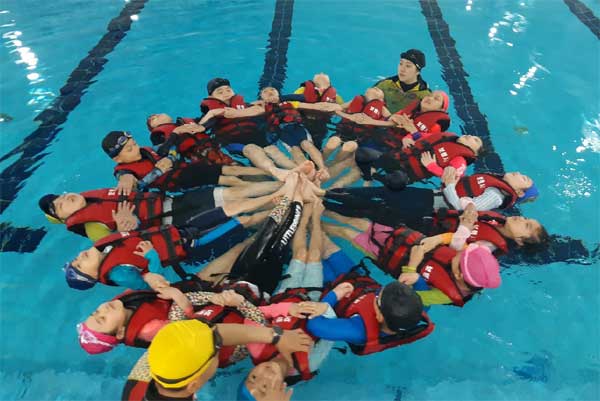 충남도내 초등학생들이 생존수영 교육에 참여해 구명조끼를 입고 여러 명이 물에서 체온을 유지하는 수업을 받고 있다. 충청투데이 DB