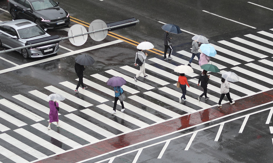 우산을 쓴 시민들. 사진=연합뉴스.