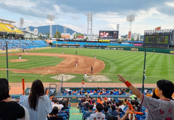 대전 야구팬들이 10일 한화생명이글스파크를 찾아 지역 연고구단인 한화 이글스를 응원하고 있다. 사진=김중곤 기자