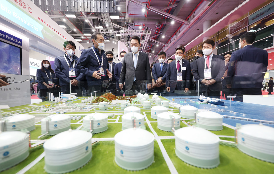 윤석열 대통령이 24일 대구 엑스코에서 열린 2022대구세계가스총회(WGC)에 참석, 한국가스공사 전시장에서 LNG-LH2 하이브리드 인수기지 모형을 살펴보고 있다. 2022.5.24