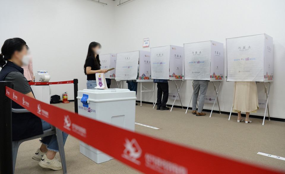 제8회 전국동시지방선거 사전투표가 시작된 27일 대전시청에 마련된 사전투표소에서 유권자들이 투표를 하고 있다. 이경찬 기자 chan8536@cctoday.co.kr