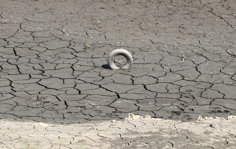 전국적으로 봄 가뭄이 이어지는 지난 24일 오후 강원 춘천지역 한 저수지가 바짝 말라 바닥을 드러내고 있다. 사진=연합뉴스.