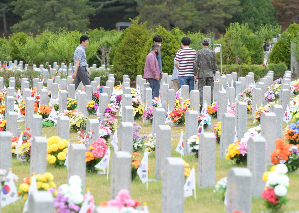 제67회 현충일인 6일 대전 유성구 국립대전현충원 묘역을 찾은 시민들이 참배하고 있다. 이경찬 기자 chan8536@cctoday.co.kr