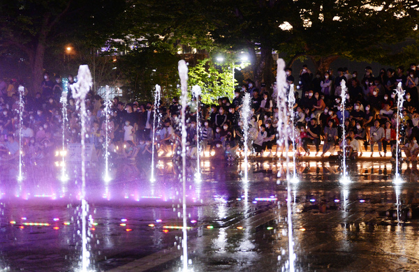▲ 11일 대전엑스포 음악분수 광장을 찾은 시민들이 음악의 선율에 맞춰 시원하게 물줄기를 뿜는 분수를 보며 더위를 식히고 있다. 이경찬 기자 chan8536@cctoday.co.kr