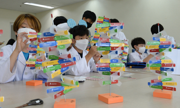 ▲ 13일 대전교육과학연구원에서 열린 2022년 노벨과학체험전에서 학생들이 DNA 모형 만들기 체험을 하고 있다. 이경찬 기자 chan8536@cctoday.co.kr