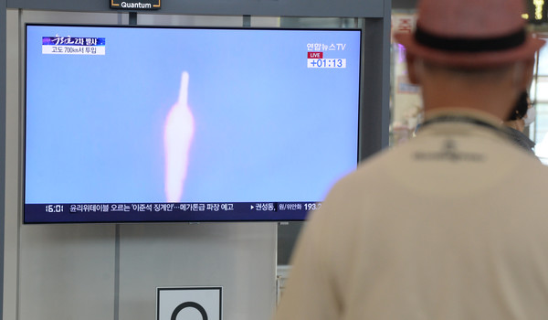 21일 대전역 대합실에서 시민들이 한국형 발사체 누리호(KSLV-II)의 발사 장면을 TV를 통해 시청하고 있다.이경찬 기자