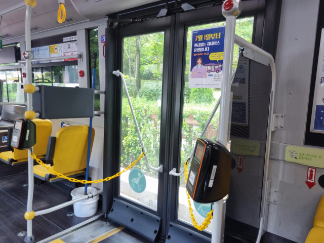 대전지역 시내버스에 현금없는 버스 홍보 포스터가 부착돼있다. 사진=노세연 기자