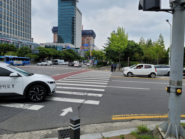 12일 오전 대전 서구 둔산동 샘머리네거리에서 한 택시가 횡단보도를 건너는 시민들을 무시한 채 우회전하고 있다. 사진=김성준 기자