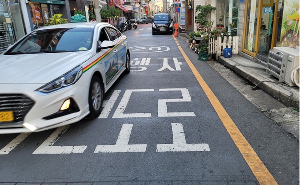 ▲ 19일 대전 서구 용문동의 보행자 우선도로에서 한 택시가 빠른 속도로 운행하고 있다.  사진=김성준 기자