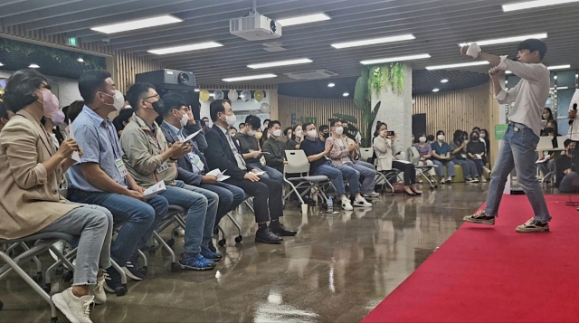 22일 오후 열린 천안청년센터 불당이음 개소식에서 천안청년네트워크 회원들이 축하공연을 하고있다.