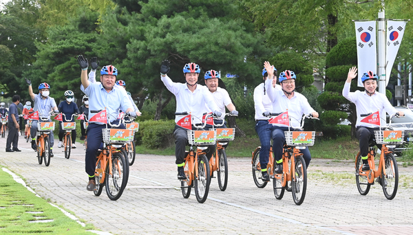 ▲ 대전시가 공영자전거 ‘시즌2 타슈’ 운영을 시작한 가운데 25일 대전시청 남문광장에서 시민공영자전거 ‘타슈’ 시즌2 시승식에 참석한 이장우 대전시장이 자전거를 타고 있다. 이경찬 기자 chan8536@cctoday.co.kr