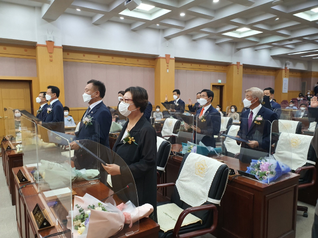 1일 서산시의회 본회의장에서 열린 제9대 의회 개원식에서 의원들이 의원 선서를 하고 있는 모습. 김덕진 기자