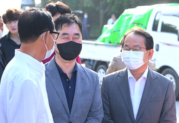 4일 오전 여주교도소에서 김종민 의원과 강준현 의원이 안희정 전 충남지사 출소를 기다리고 있다. 이경찬 기자