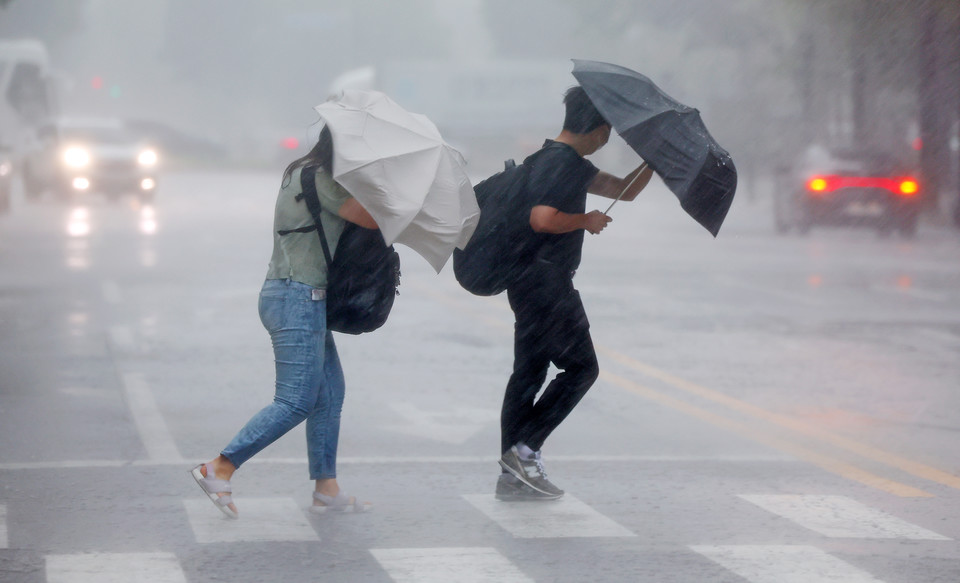 한 횡단보도에서 우산을 쓴 시민들이 길을 건너고 있다. 사진=연합뉴스.