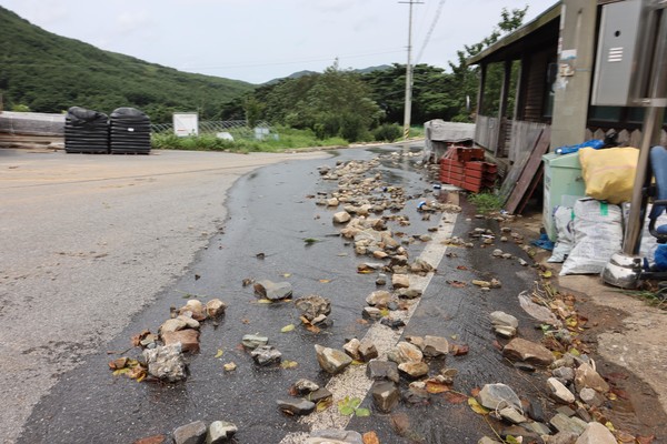 충남 청양군 남양면 백금1리의 한 도로. 13~14일 쏟아진 비로 인해 인근 산에서 떠밀려온 돌과 자갈이 도로를 뒤덮었다. 김중곤 기자