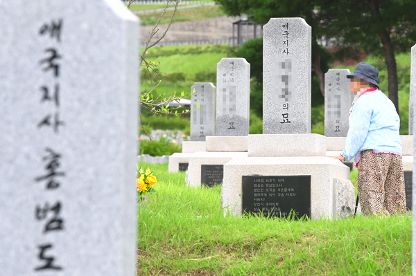 ▲ 제77주년 광복절을 맞은 15일 대전 유성구 국립대전현충원을 찾은 독립유공자 유가족이 묘비를 어루만지고 있다. 이경찬 기자 chan8536@cctoday.co.kr
