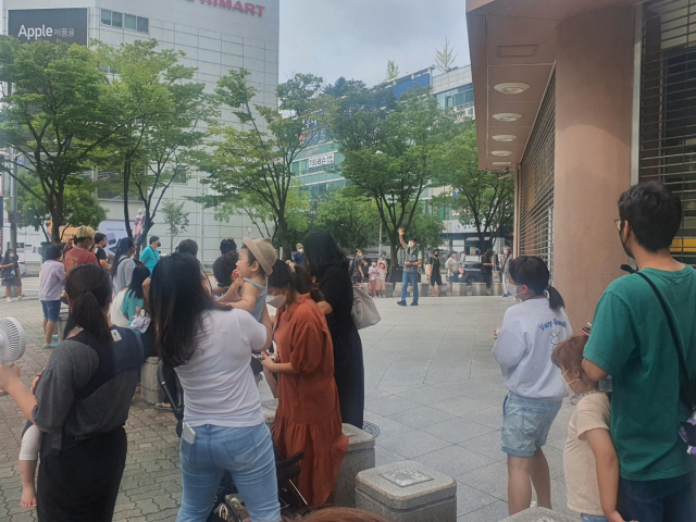 대전의 한 대형마트에서 문을 열기 전부터 줄 서 있는 소비자들에게 안내 요원이 번호표를 교부하려고 하는 모습. 사진=권혁조 기자.