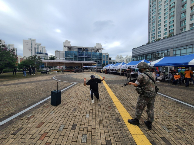 24일 서대전역광장에서 진행된 테러 대비 화재진압 훈련 모습이다. 대전 중구 제공
