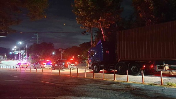 대전 지역 방사성동위원소(RI) 폐기물 관리시설에 저장된 중·저준위 RI 폐기물 일부가 25일 새벽 경주 방사성폐기물처리장(방폐장)으로 반출되고 있다. 대전시 제공