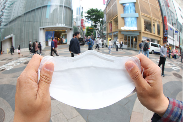 정부는 다음 달 2일부터 실외 마스크 착용 의무를 해제한다고 29일 밝혔다. 사진은 29일 오후 서울 명동 거리에서 마스크를 벗은 모습을 연출해 촬영했다. 사진=연합뉴스 제공