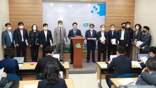 이우종 충북도 행정부지사와 실·국장 및 과장들이 4일 충북도청 브리핑룸에서 민선 8기 공약 확정안을 설명하고 있다. 충북도 제공