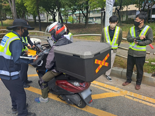 14일 대전 서구 둔산동 큰마을네거리 인근에서 대전경찰청과 한국교통안전공단 등이 진행한 합동단속에 한 오토바이 운전자가 적발됐다. 사진=장심결 수습기자.