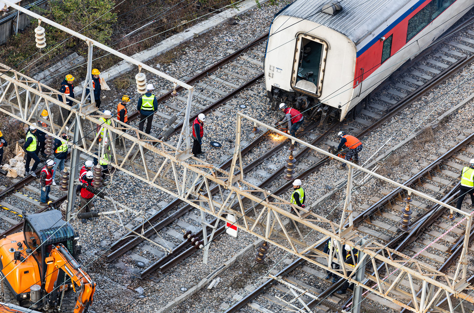 7일 오전 무궁화호 열차 탈선사고가 발생한 서울 영등포역 인근 탈선 사고 현장에서 코레일 복구반원들이 사고가 발생한 선로를 제거하고 다시 설치하는 작업을 하고 있다. 사진=연합뉴스.