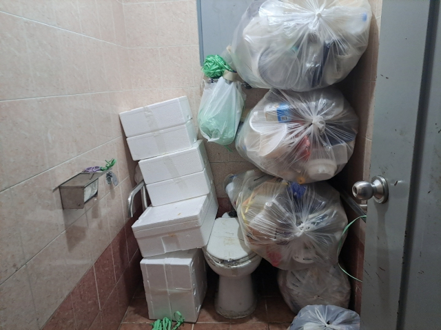 22일 대전 서구 둔산동의 한 상가 장애인 화장실에 쓰레기가 쌓여 있다. 사진=장심결 기자