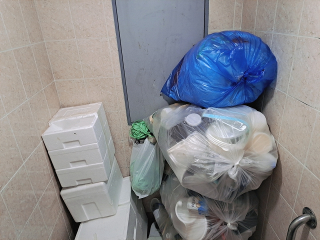 22일 대전 서구 둔산동 한 상가 장애인 화장실에 쓰레기가 쌓여있다. 사진=장심결 기자