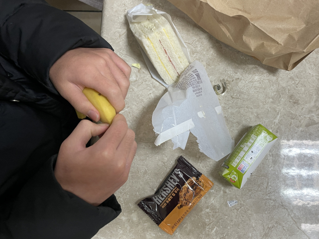 대전학교비정규직연대회의가 파업에 나선 25일 대전의 한 중학교 점심시간 한 학생이 지급된 빵과 음료 먹고 있다. 사진=한유영기자